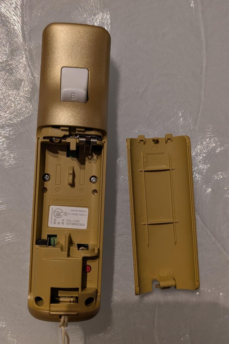 Controller: Wii GOLD Controller Set: 2 LIMITED Controller (Zelda, Bond, – Nuovo (secondo la descrizione) da Schaffhausen venduto da sabrina915 3