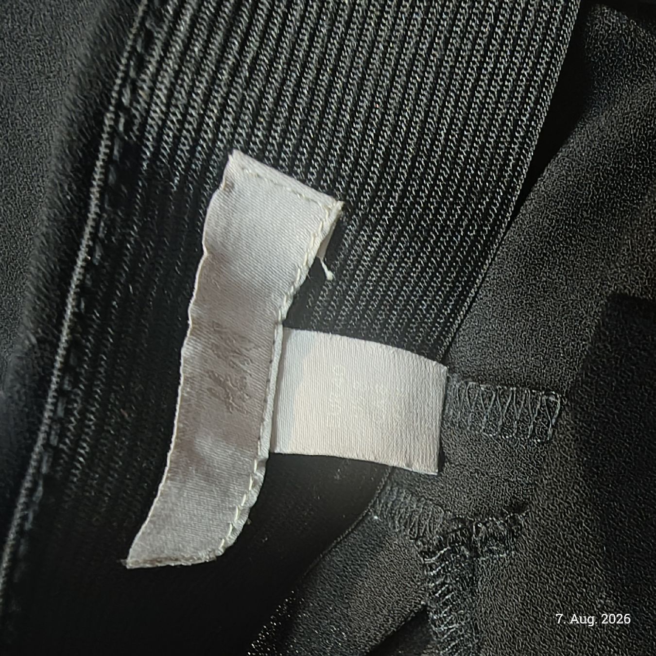 H&M Hosen: Schwarze kurze Hose Grösse S – Gebraucht aus Emmetten von SecondhandSiska 2