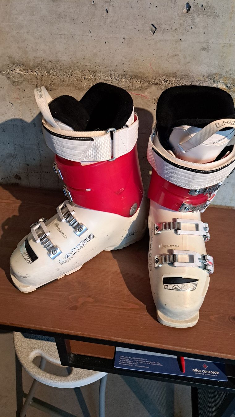 Lange Damenschuhe: Skischuhe – Gebraucht aus Buchs SG von VitaliiKu 1