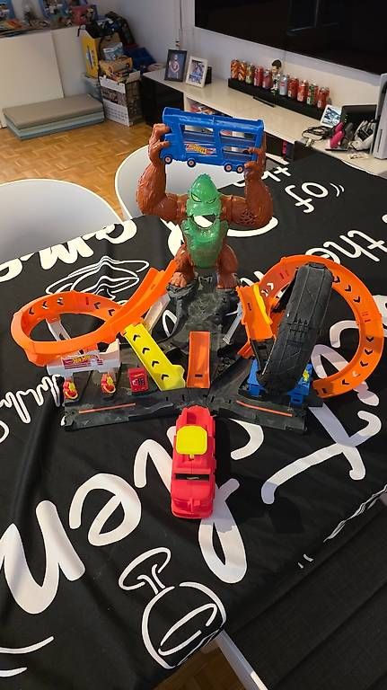 Jouets: Circuit Hot Wheels Gorille et bus – D'occasion à Yverdon-les-Bains par Litch1984