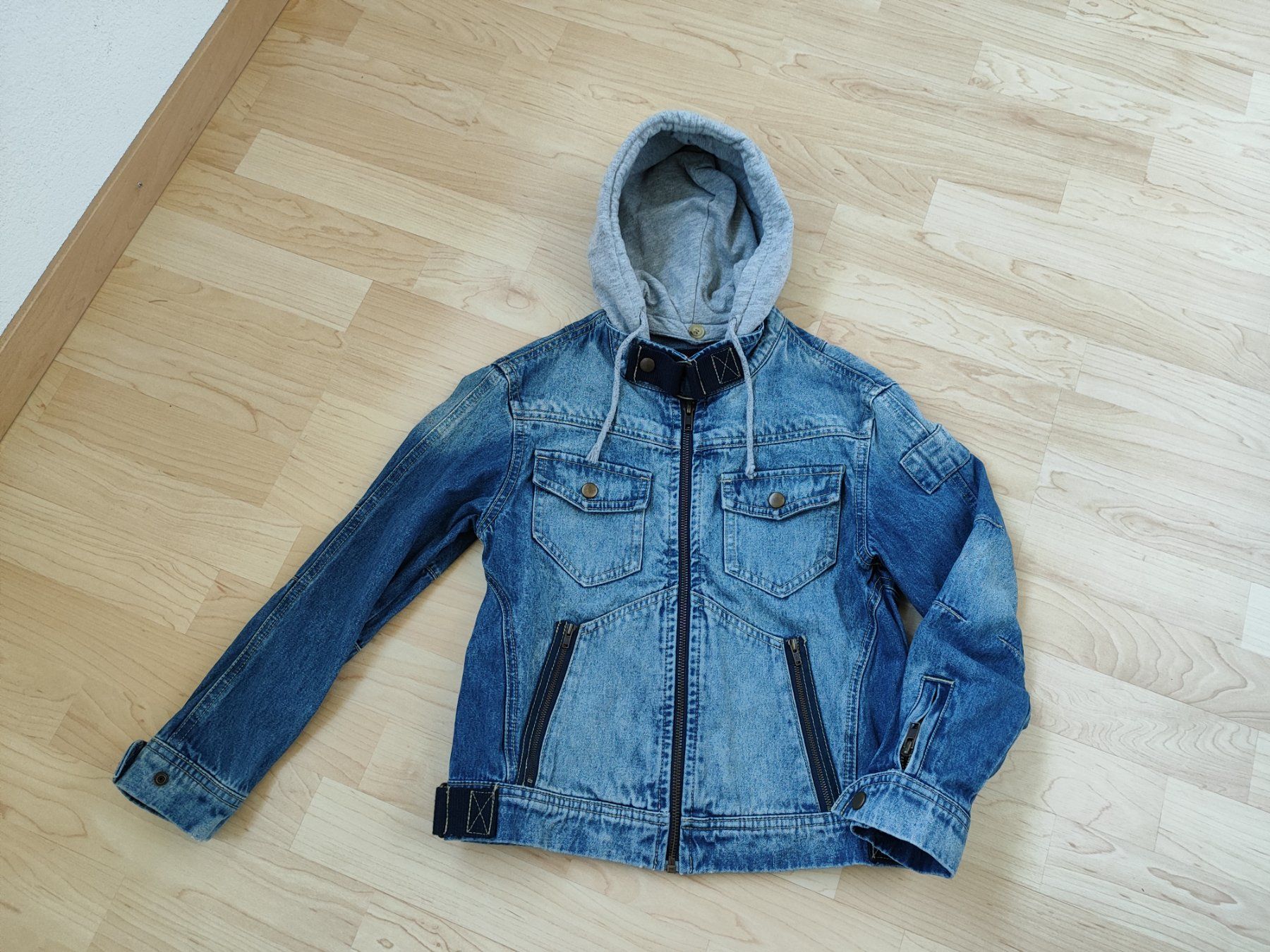 Giacche & Cappotti: Coole Jeansjacke Junge Gr. 128 – Usato da Seon venduto da Mandes1