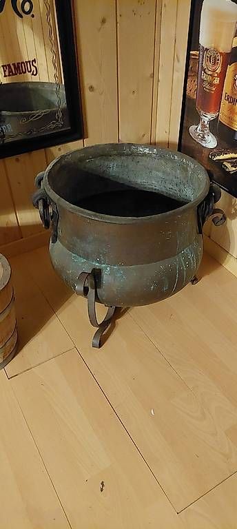 Pentole: Alter Kupferkessel mit Ständer – Usato da Wichtrach venduto da NJoos