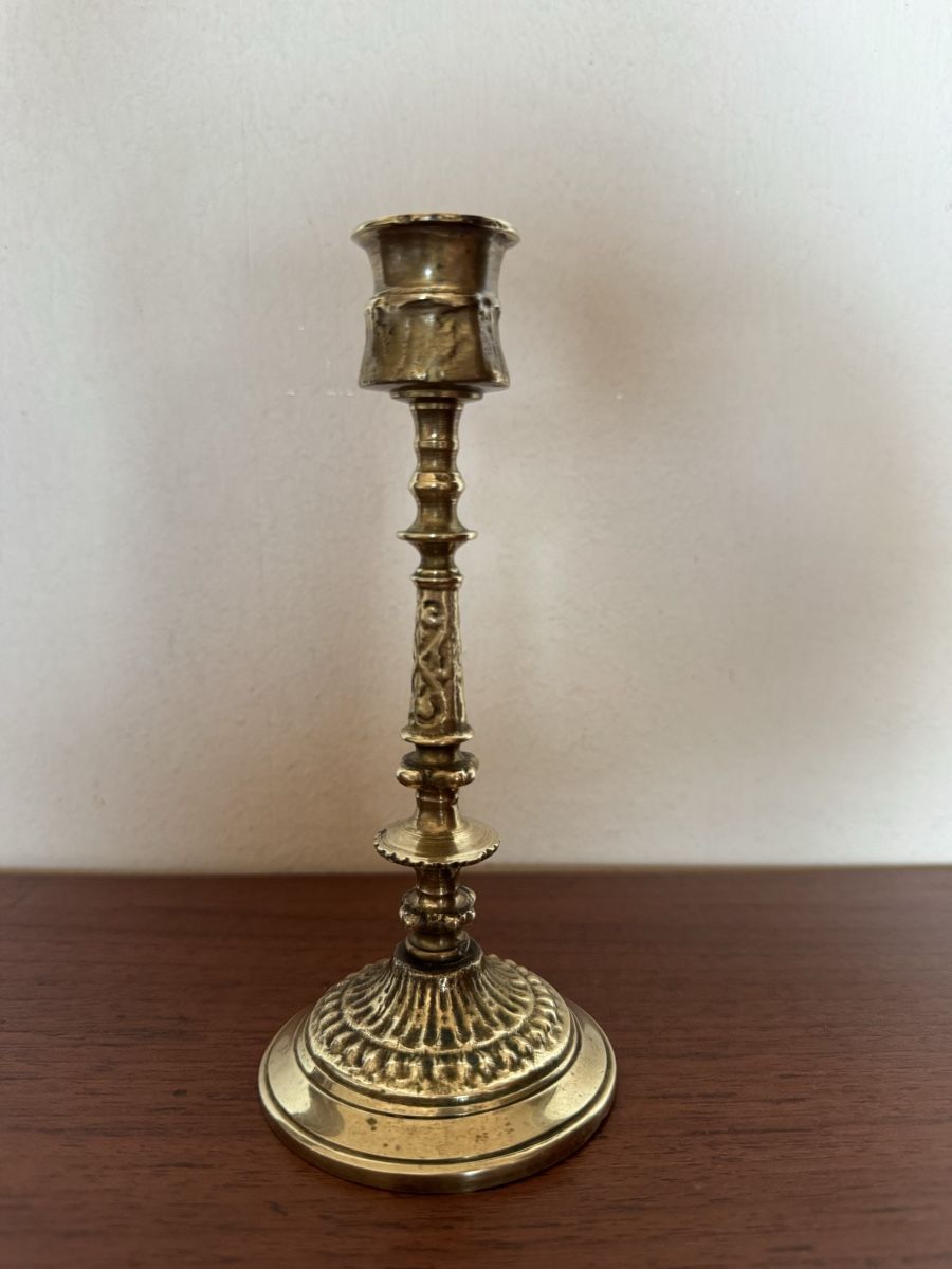 Portacandele: Antiker Kerzenständer aus Bronze – Usato da Balsthal venduto da Narulya