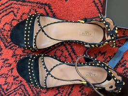 Alaia Sandalen, Gr. 36.5, Schwarz mit goldenen Nieten