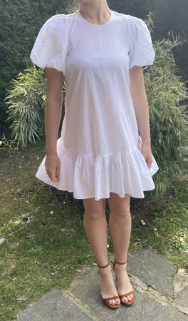 Vestito bianco estivo con balza e maniche a sbuffo