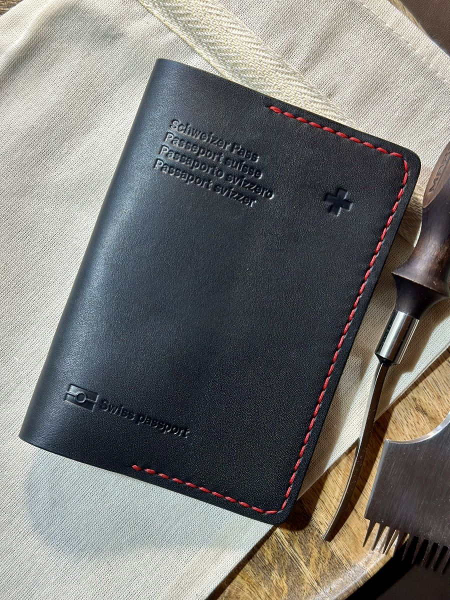 Cover & Protezioni schermo: Leder Passhülle Schwarz Handmade – Nuovo e nell'imballaggio originale da Mettmenstetten venduto da vad_57p2