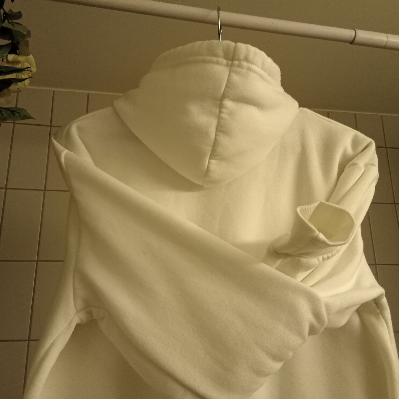Maglioni & Felpe: Kapuzenpullover weiss mit Kängurutasche. – Nuovo (secondo la descrizione) da Frauenfeld venduto da clausi 2