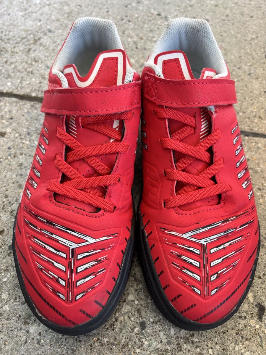 Decathlon Scarpe per ragazzi: Chaussures Kipsta Ginka rouges pointure 34 – Usato da Sion venduto da tchana77 2