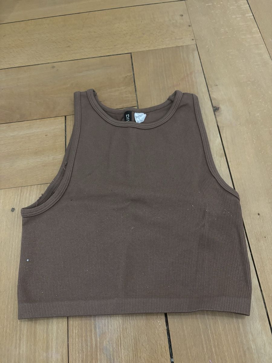 H&M Top: Brown Ribbed Crop Tank Top – Usato da Urdorf venduto da rob_c5wf