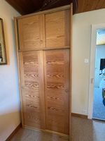 Massivholz-Schrank mit Schiebetüren