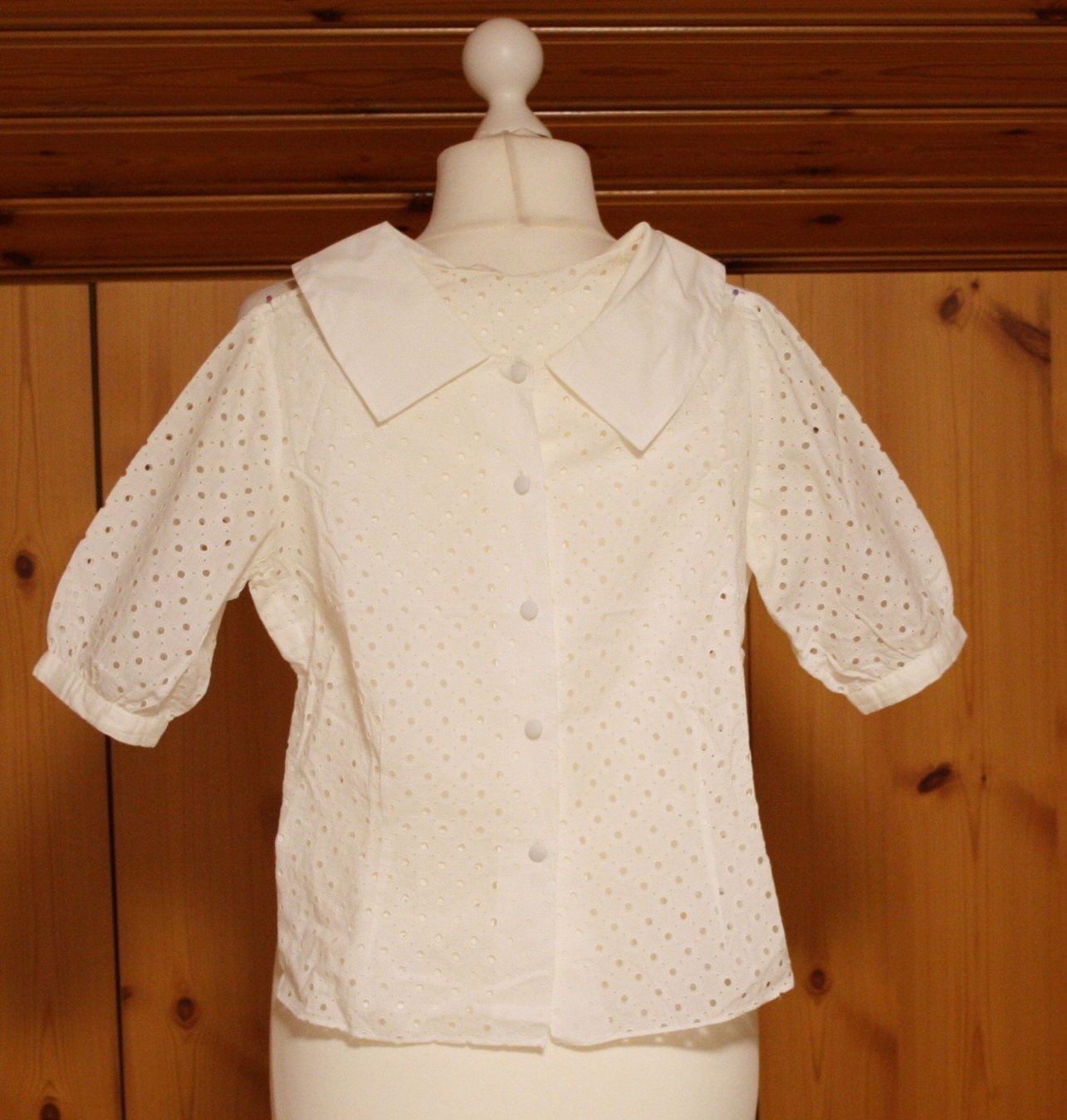 Blusen: Bluse Lochstickerei weiss Gr. M – Gebraucht aus Flüelen von Diversicum-Vintage