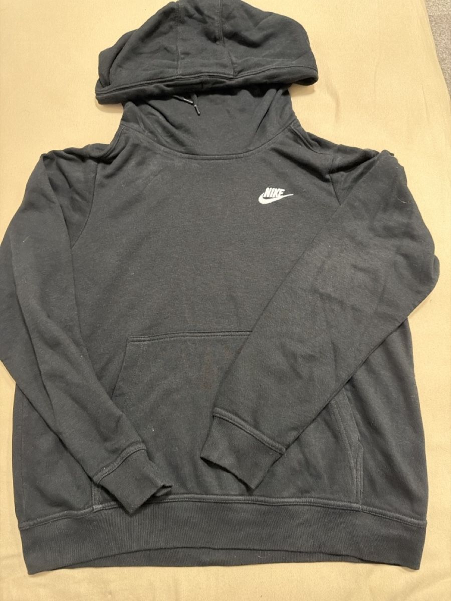 Pullover & Sweatshirts: Hoodie – Gebraucht aus Dietikon von kar_x57m