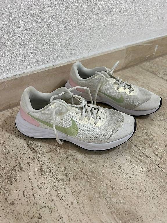 Scarpe da donna: Nike Turnschuhe Grösse 37.5 – Usato da Binningen venduto da larstacke 1