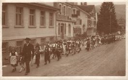 Umzug mit Kindern in Appenzeller-Trachten