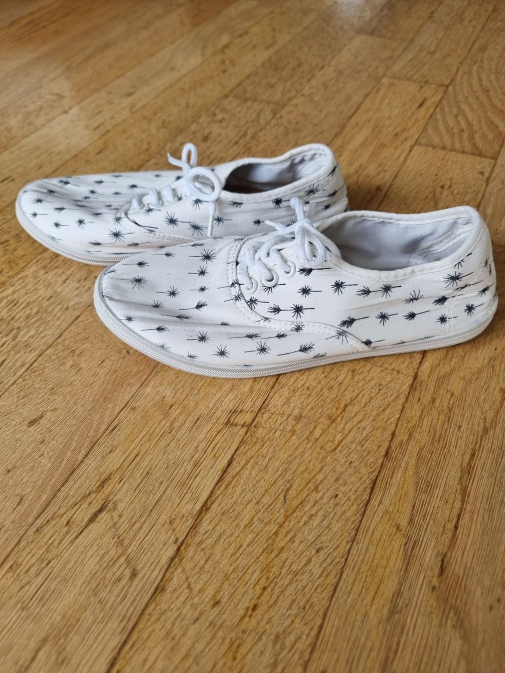 Scarpe da donna: Stoffschuhe weiss/schwarz Grösse 38 – Usato da Buchrain venduto da Xaro01 1