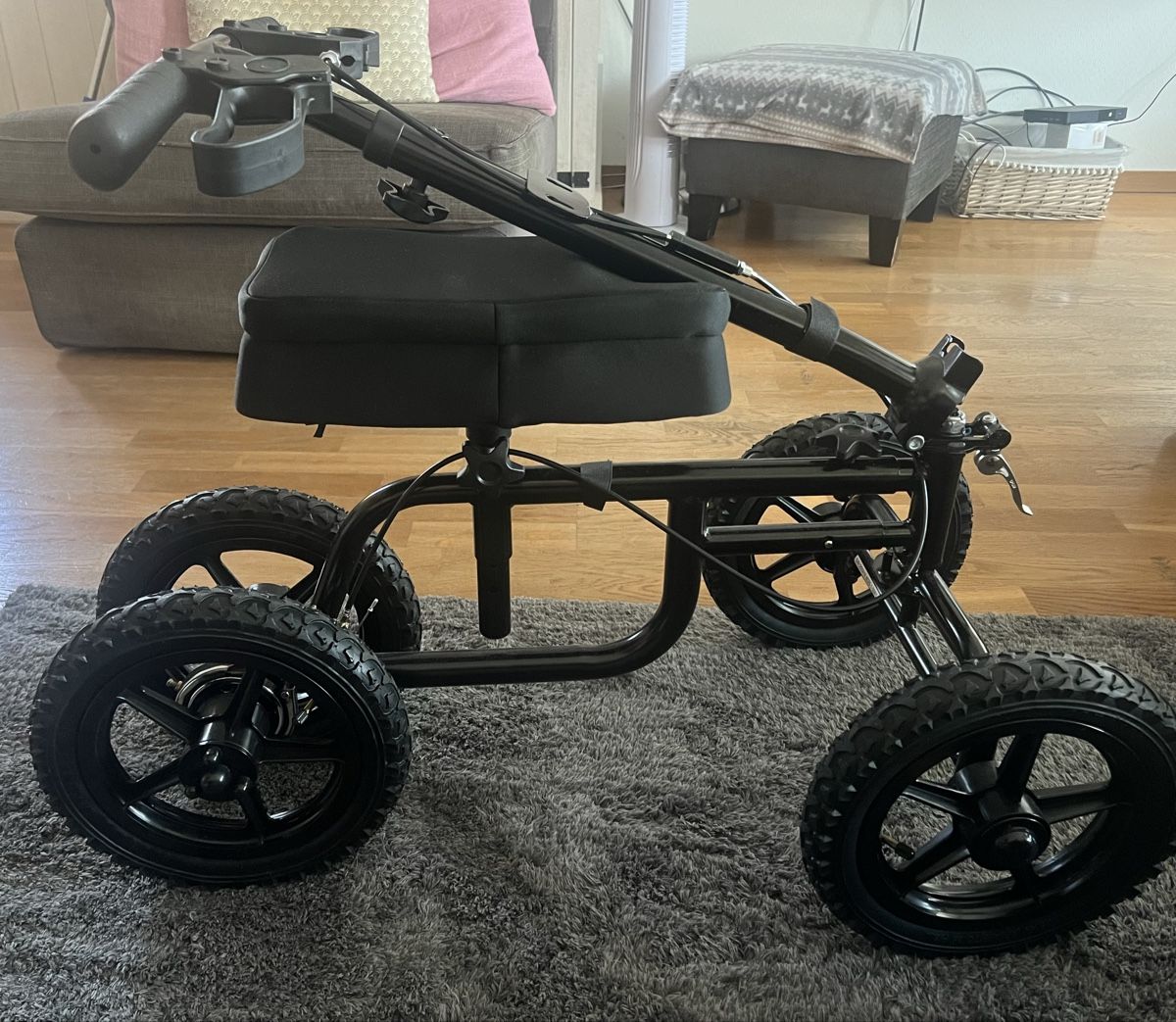 Sedie a rotelle: Trotinette a genou/ knee scooter – Usato da Mont-sur-Rolle venduto da clairea 4