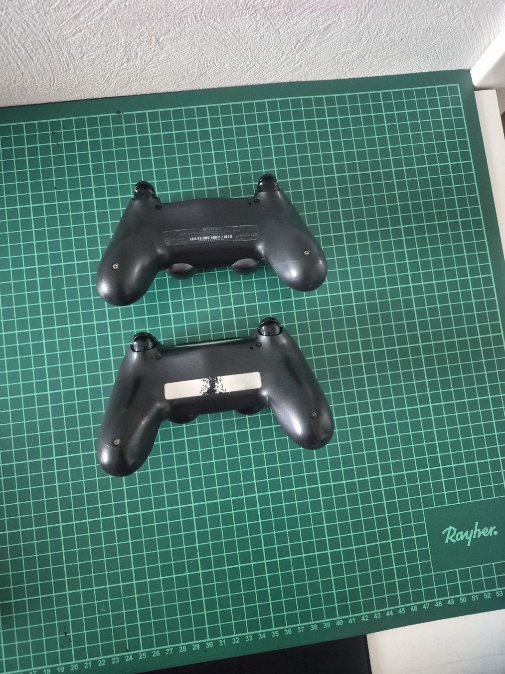 Sony Manettes: 2 PS4 Controllers Black and Grey Used Condition – D'occasion à Meyrin par Retro-GZ 1