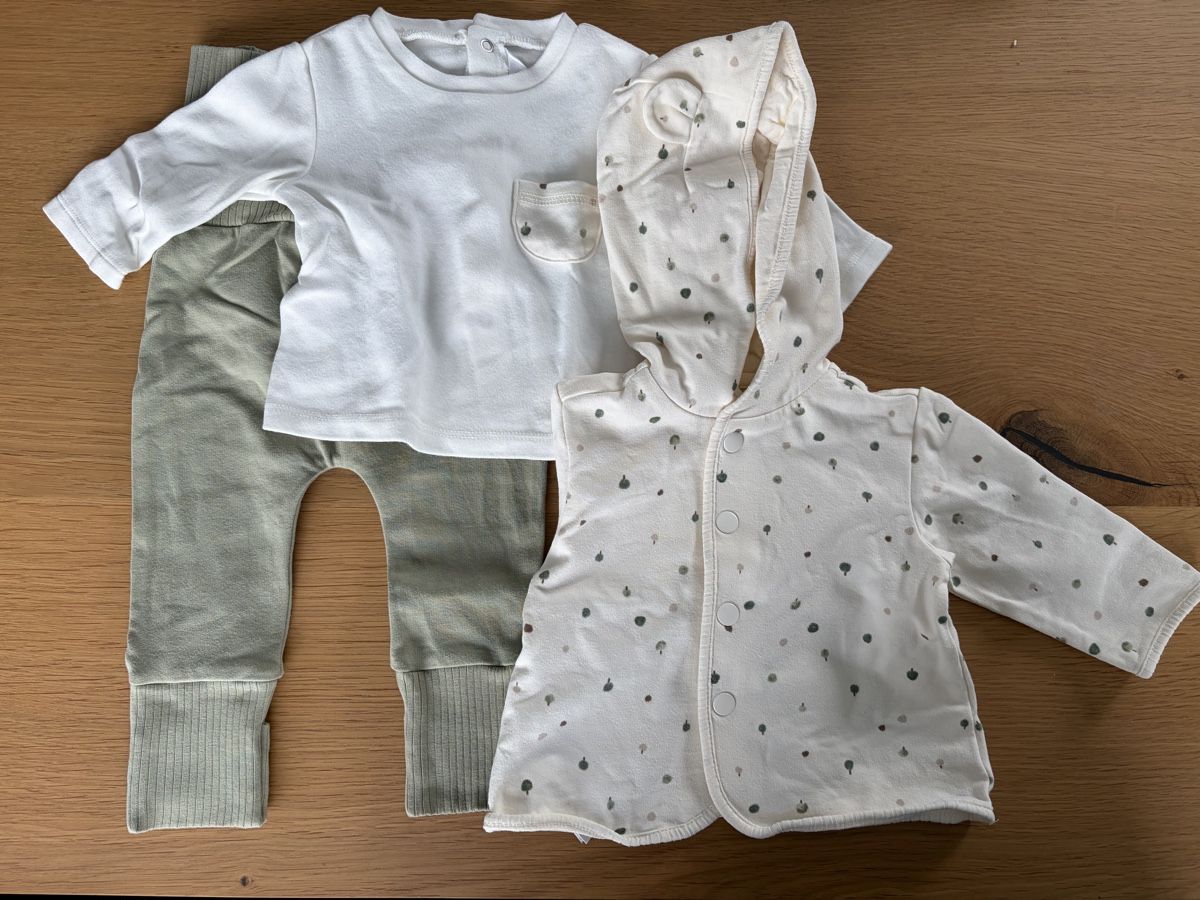 Globus Lotti & Set di vestiti: Kleiderset Baby – Usato da Bütschwil venduto da Fdu_9606