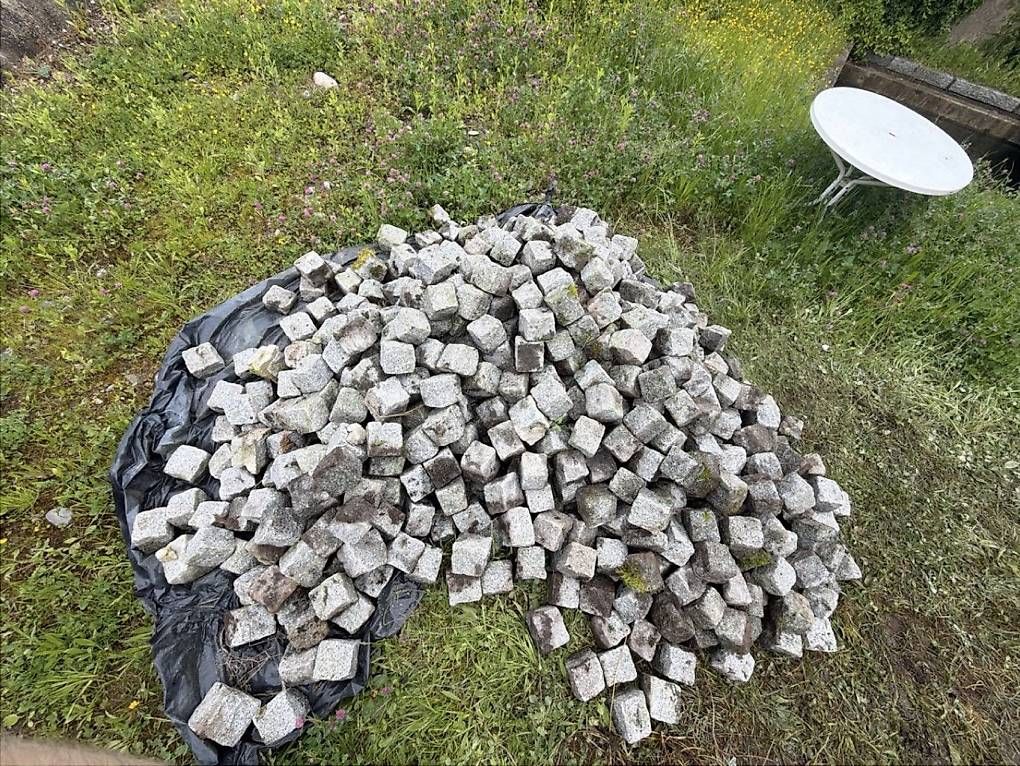 Pierres & tuiles: 730 Granitsteine – D'occasion à Arisdorf par Lerpi 1