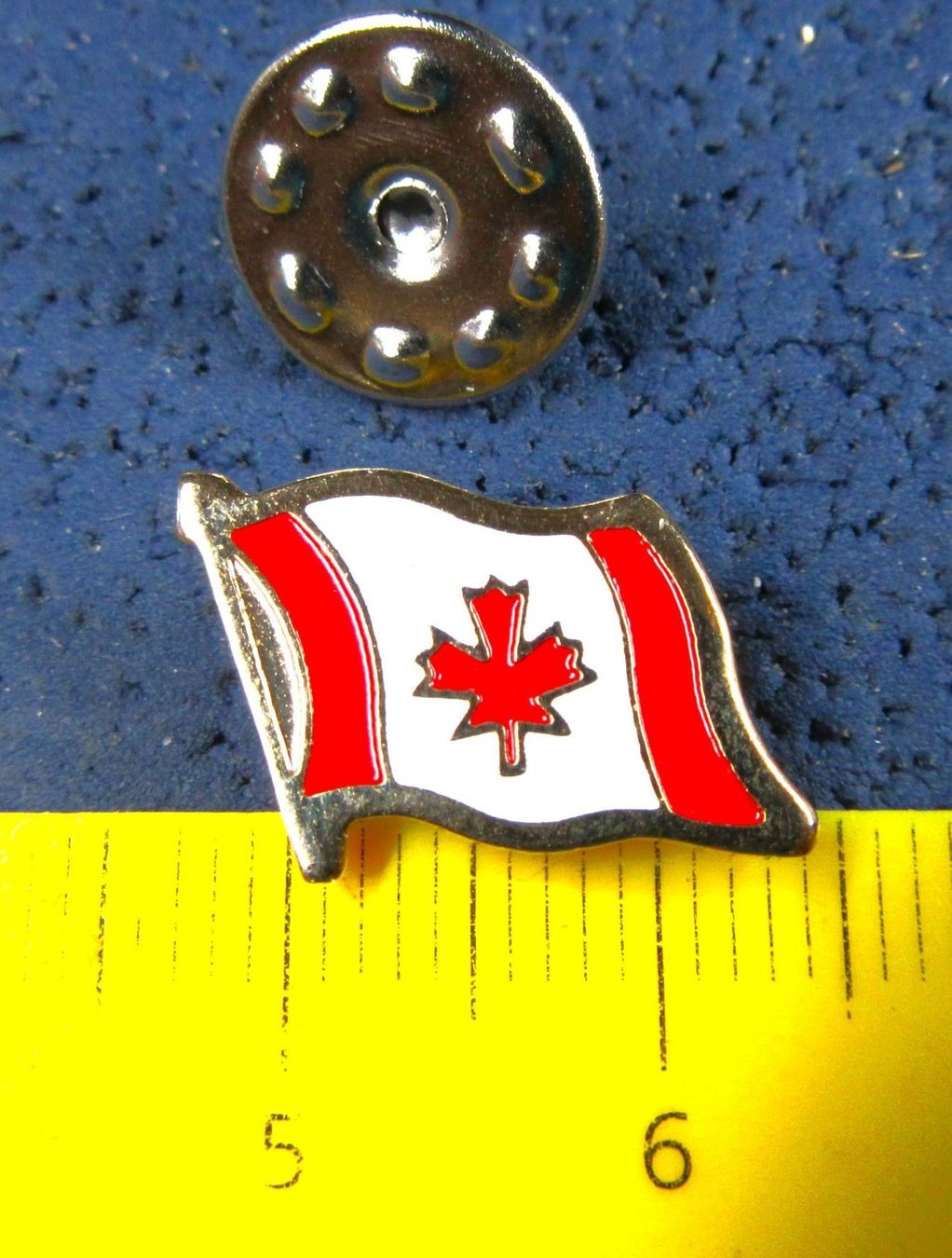 Placchette & Badge: KANADA FLAGGE PIN GEPRÄGT – Usato da Ettingen venduto da Hausi4711