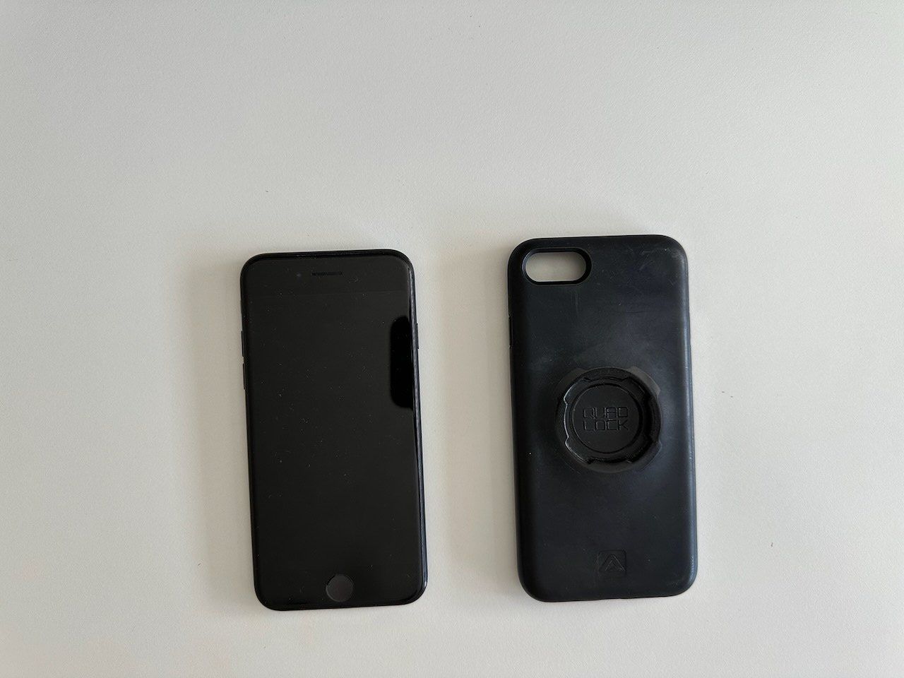 Apple Telefoni cellulari / Smartphones: iPhone 7 128 GB mit Quad Lock Hülle schwarz – Usato da Wangen b Olten venduto da kl4