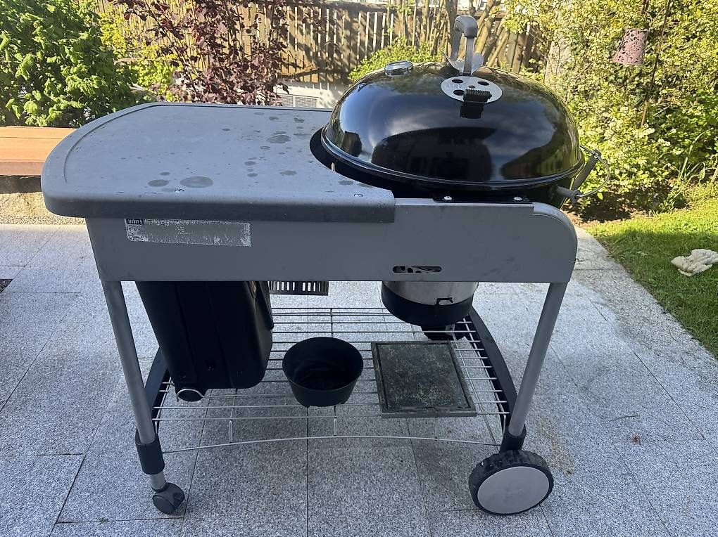 Griglie: Weber Performance Holzkohlengrill mit Räucheraufsatz – Usato da Morgarten venduto da Phisch 2