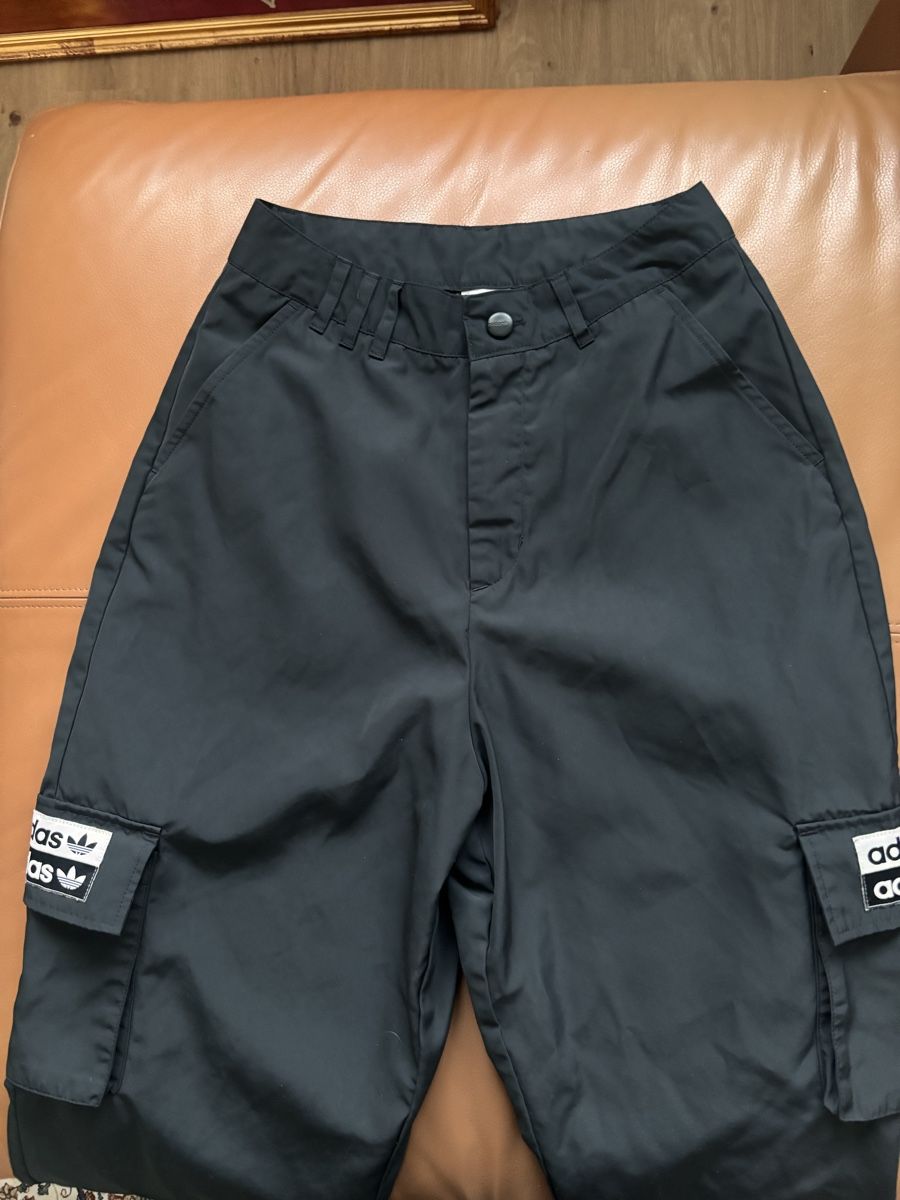 Adidas Pantaloni: Pantalon ADIDAS – Usato da Dully venduto da IrinaA21