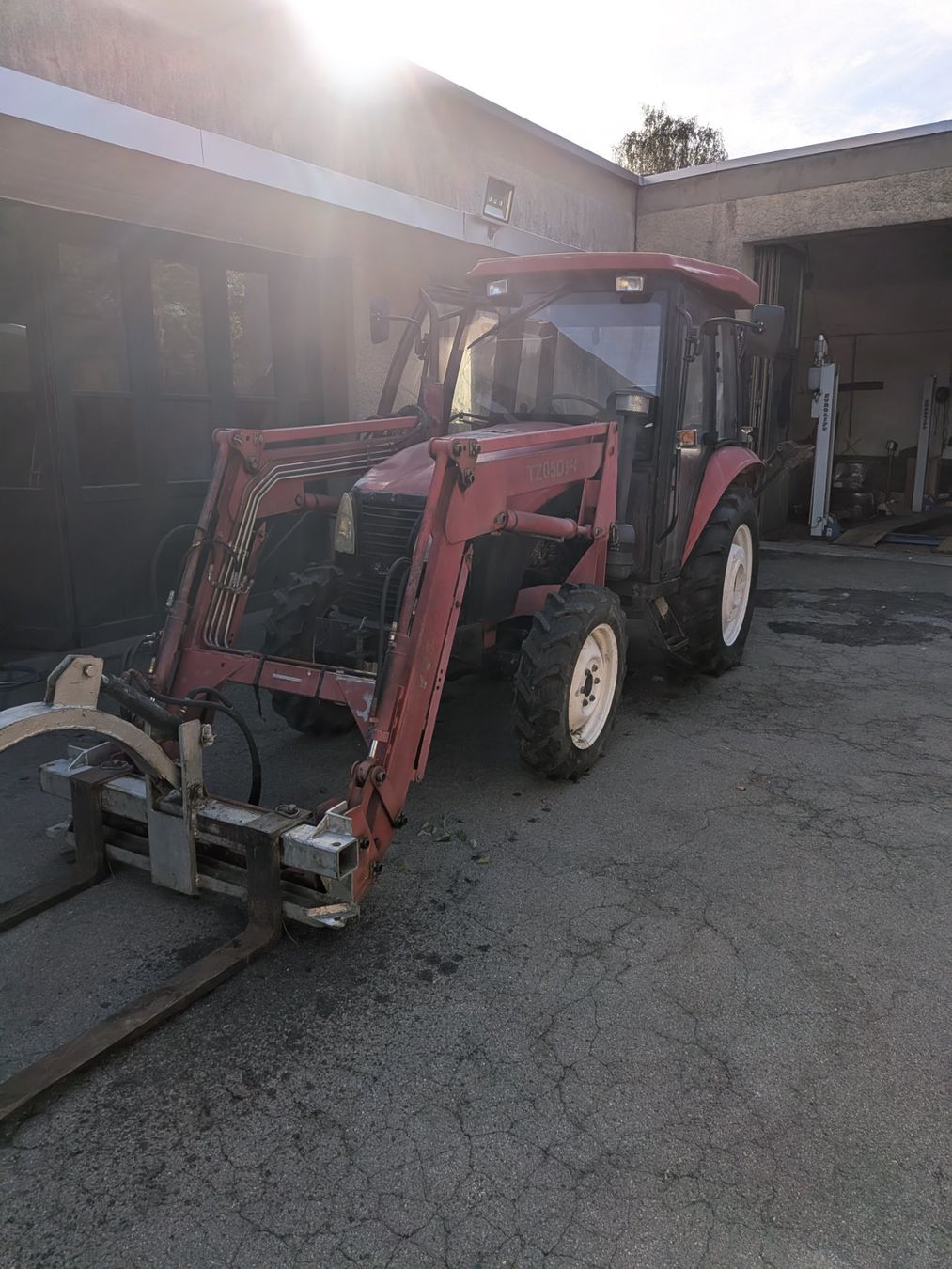 Tracteurs: Traktor YTO554 mit Frontlader und Heckbagger – D'occasion à Wallenwil par Hindu82 4