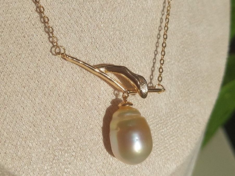 Ketten: Südsee-Perlenkette mit Edelstahl – barock & elegant – Neu (gemäss Beschreibung) aus St. Gallen von Ammora