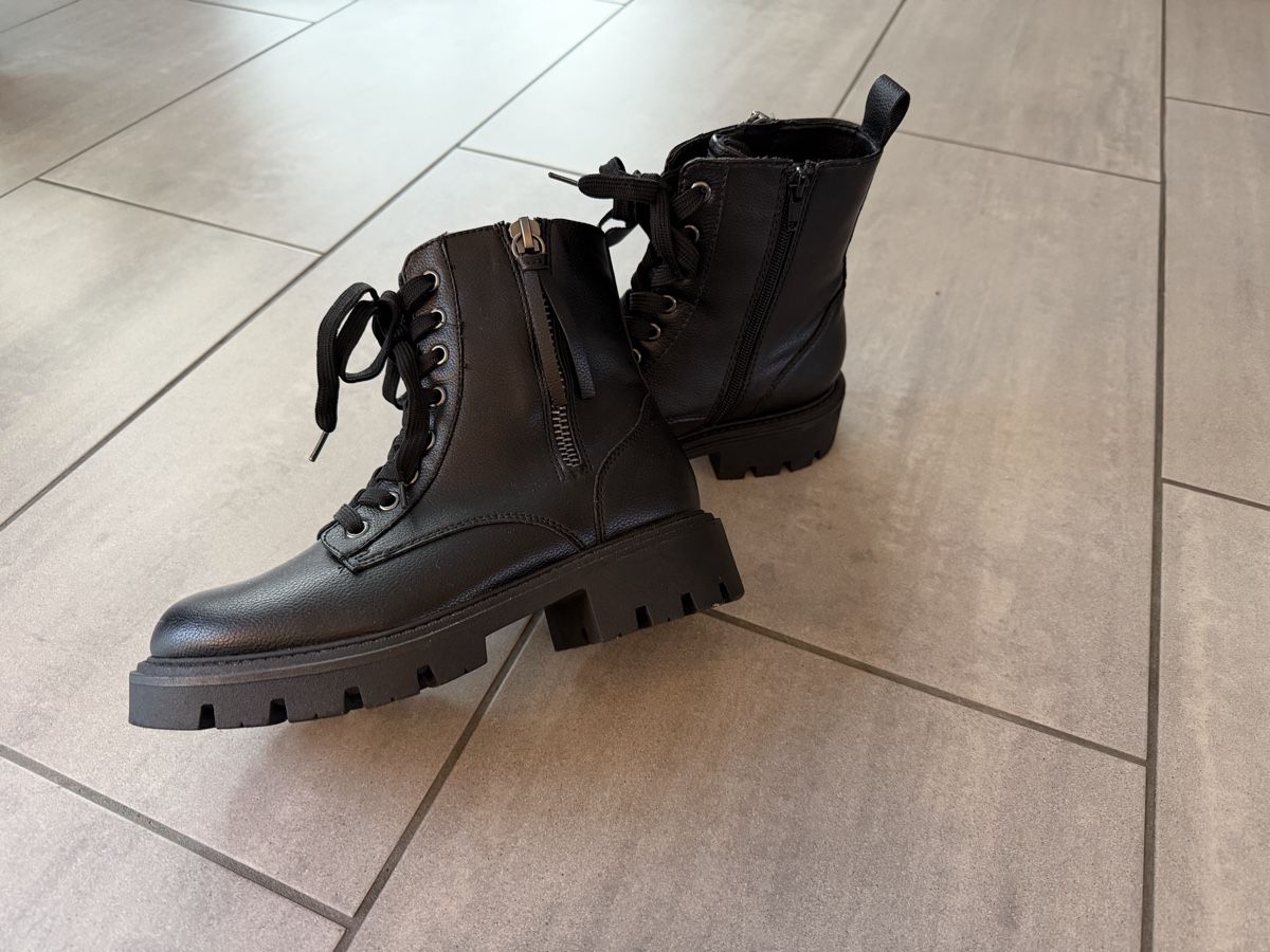 Scarpe da donna: Schwarze Boots, Gr. 38, Neu – Nuovo (secondo la descrizione) da Rain venduto da sve_v9g8