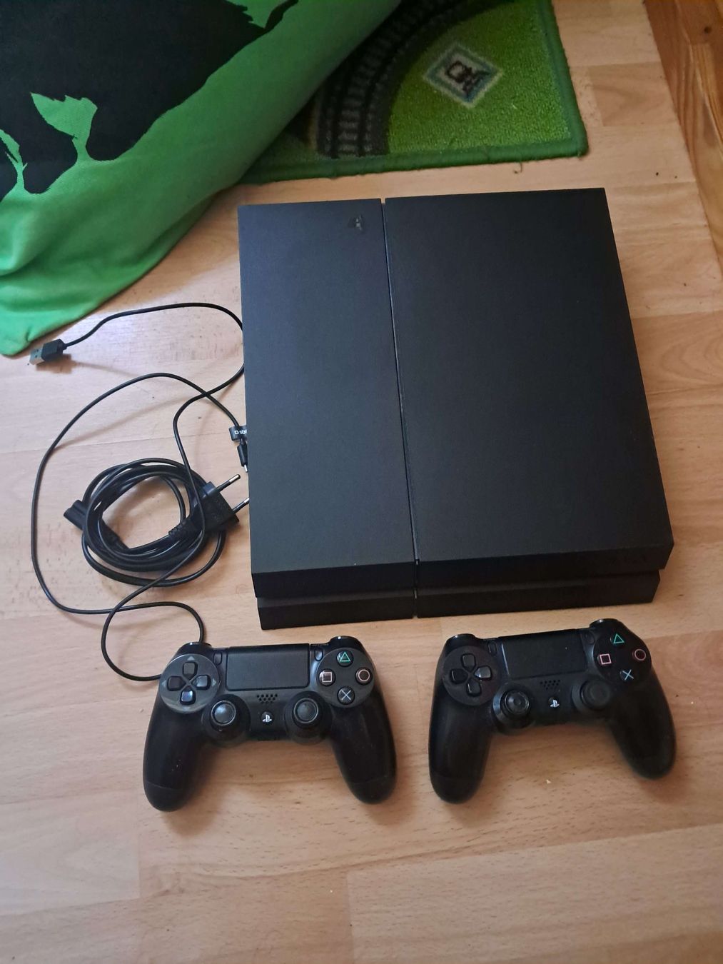 Sony Konsolen: PS4 + Controller (Top Zustand) – Gebraucht aus Adliswil von Foolonthehill