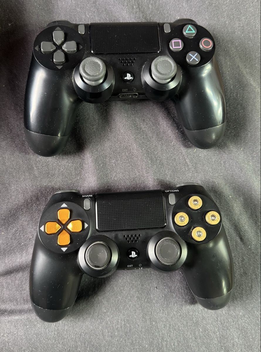 Sony Konsolen: PS4 Slim 1TB Konsole mit 2 Controllern – Gebraucht aus Rüti.b.Büren von Jordaans 2