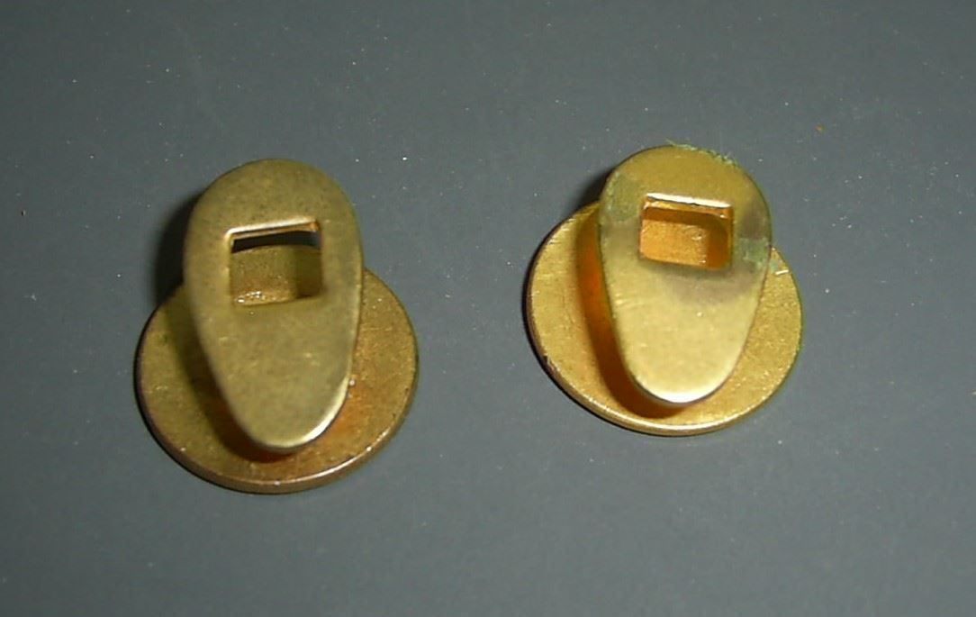 Placchette & Badge: 2 alte, emaillierte Reversabzeichen: VOLVO Automobile – Usato da Hedingen venduto da Protechnica 2