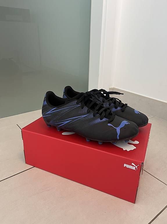 Scarpe da uomo: Chaussures foot garçon, taille 42 – Usato da Perly venduto da Evan78