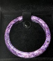 High Quality Charoit Armreif – Traumhafte violette Maserung