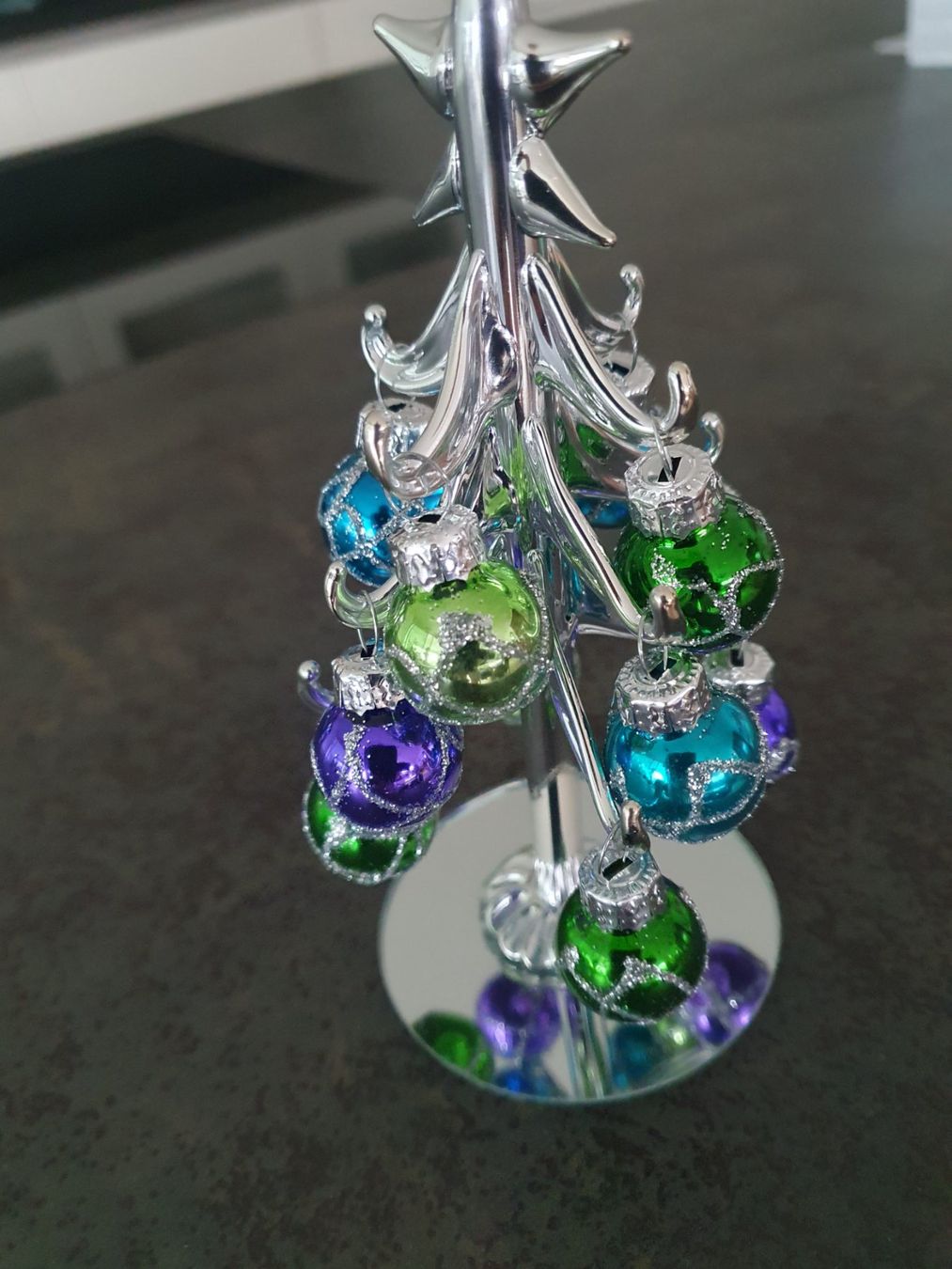 Tutte le decorazioni: Weihnachtsbaum Deko Miniatur mit Kugeln, Silber Optik – Nuovo e nell'imballaggio originale da Reinach venduto da 3Guggerli 2