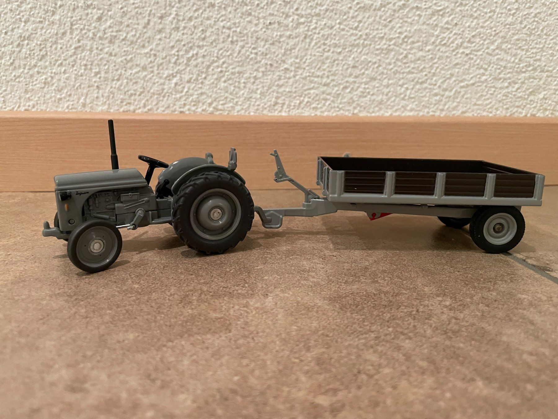 Massey Ferguson Trattori: SIKU Ferguson TE mit Ferguson Anhänger – Nuovo e nell'imballaggio originale da Kreuzlingen venduto da Stefan1150