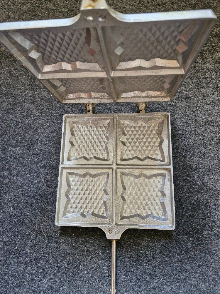 Elettrodomestici da cucina: Antikes Waffeleisen L'Etoile – Usato da Gerzensee venduto da Neggimann 1