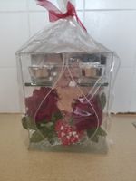Dekoration mit Kerzenhaltern und Blumen neu verpackt