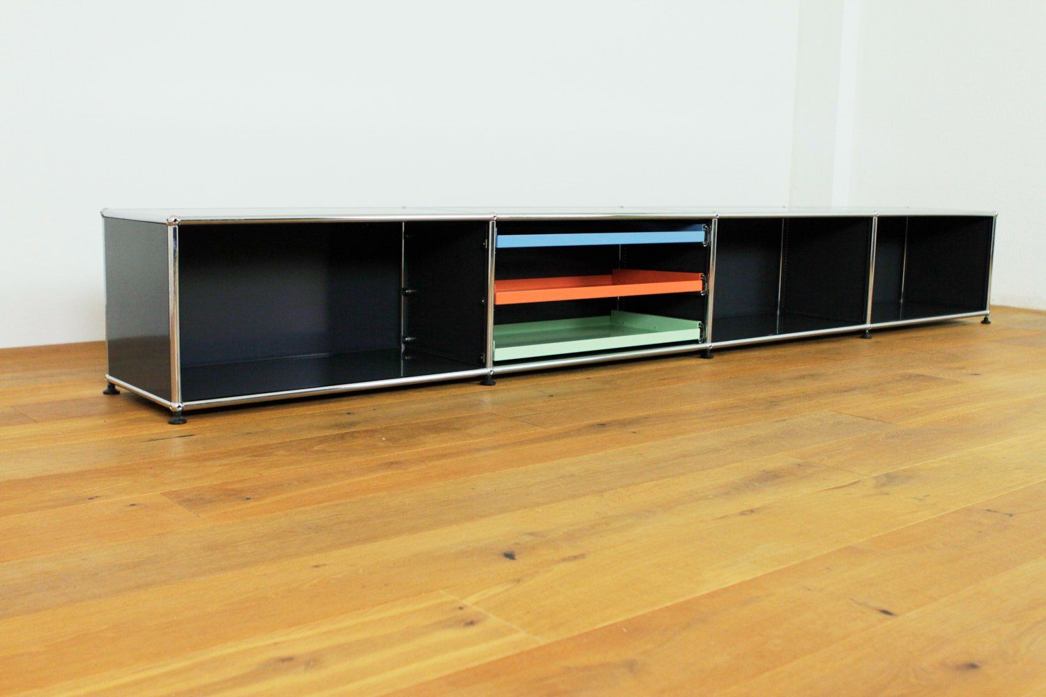 USM Mobili TV: USM Haller Lowboard Anthrazitgrau und Multicolor – Nuovo (secondo la descrizione) da Affoltern am Albis venduto da StudioStandard 3