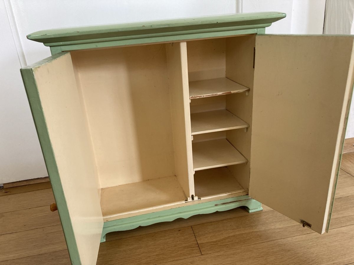 Giocattoli: Puppenschrank Apotheke Holz – Usato da Wallisellen venduto da snoway 1