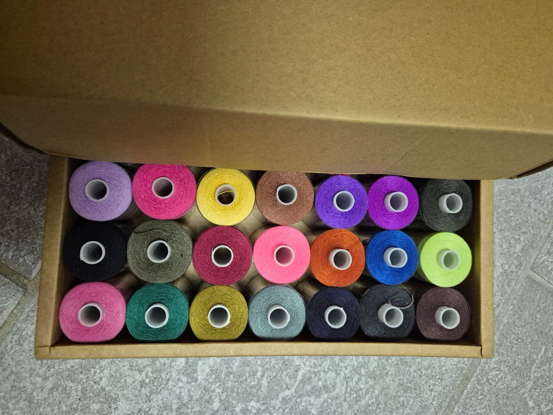 Cordicelle & Fili: Nähgarn-Set, 21 Rollen, verschiedene Farben, – Nuovo (secondo la descrizione) da Läufelfingen venduto da Netti04