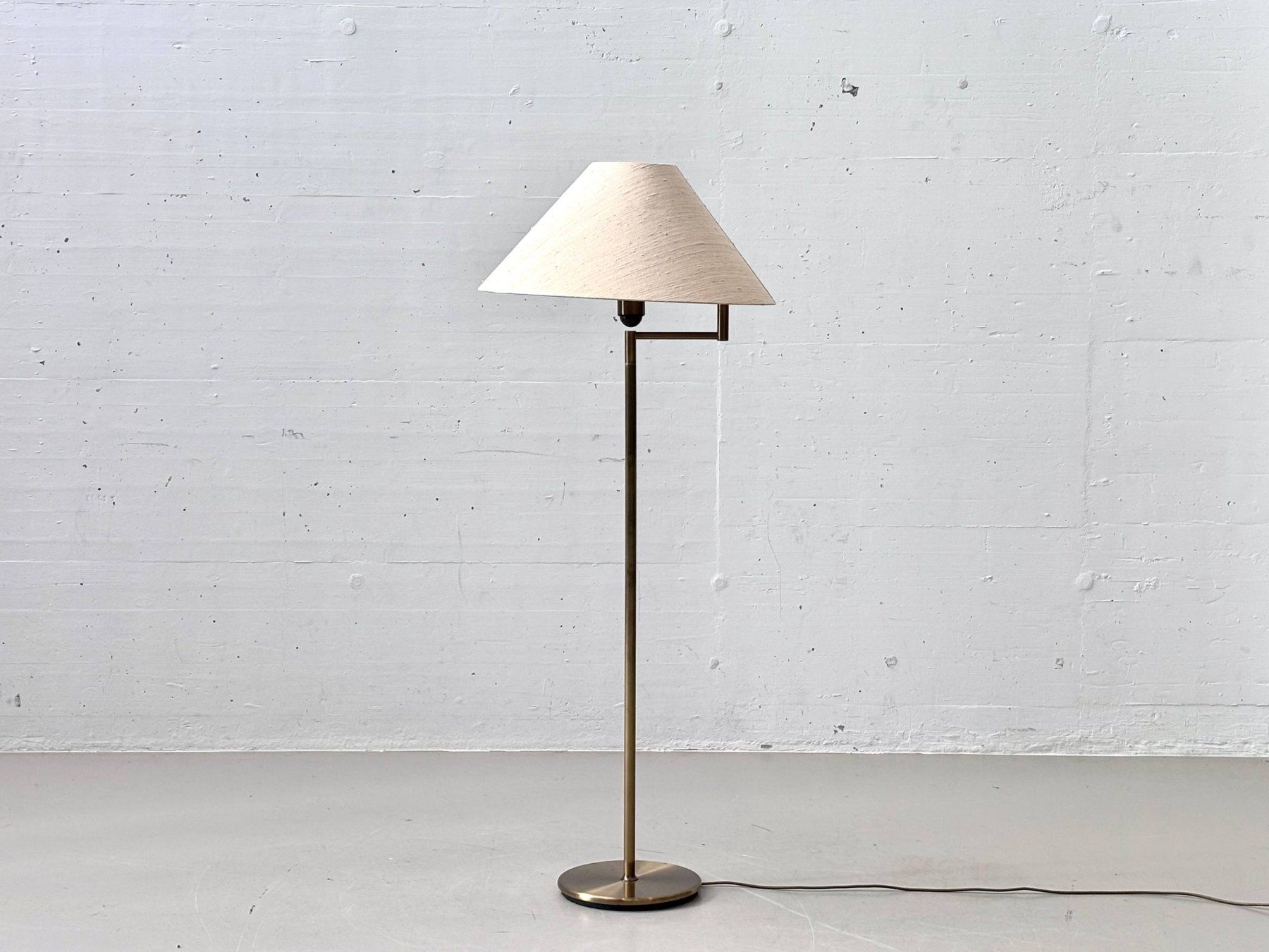 Lampade: Elegante Stehlampe aus Messing mit Textilschirm, 1990er – Usato da Zürich venduto da LeMoege 7