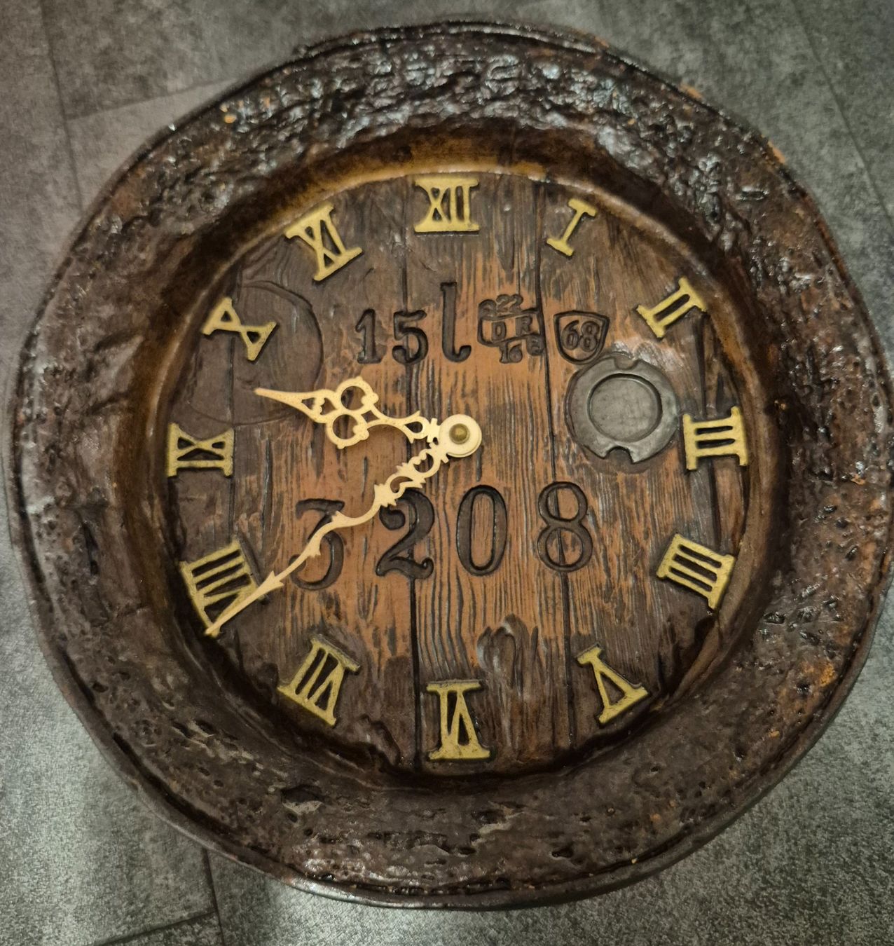 Orologi da terra & Orologi da parete: Alte, Rustikale Wanduhr im Holzdesign – Usato da Wiler b. Utzenstorf venduto da ryan81 1