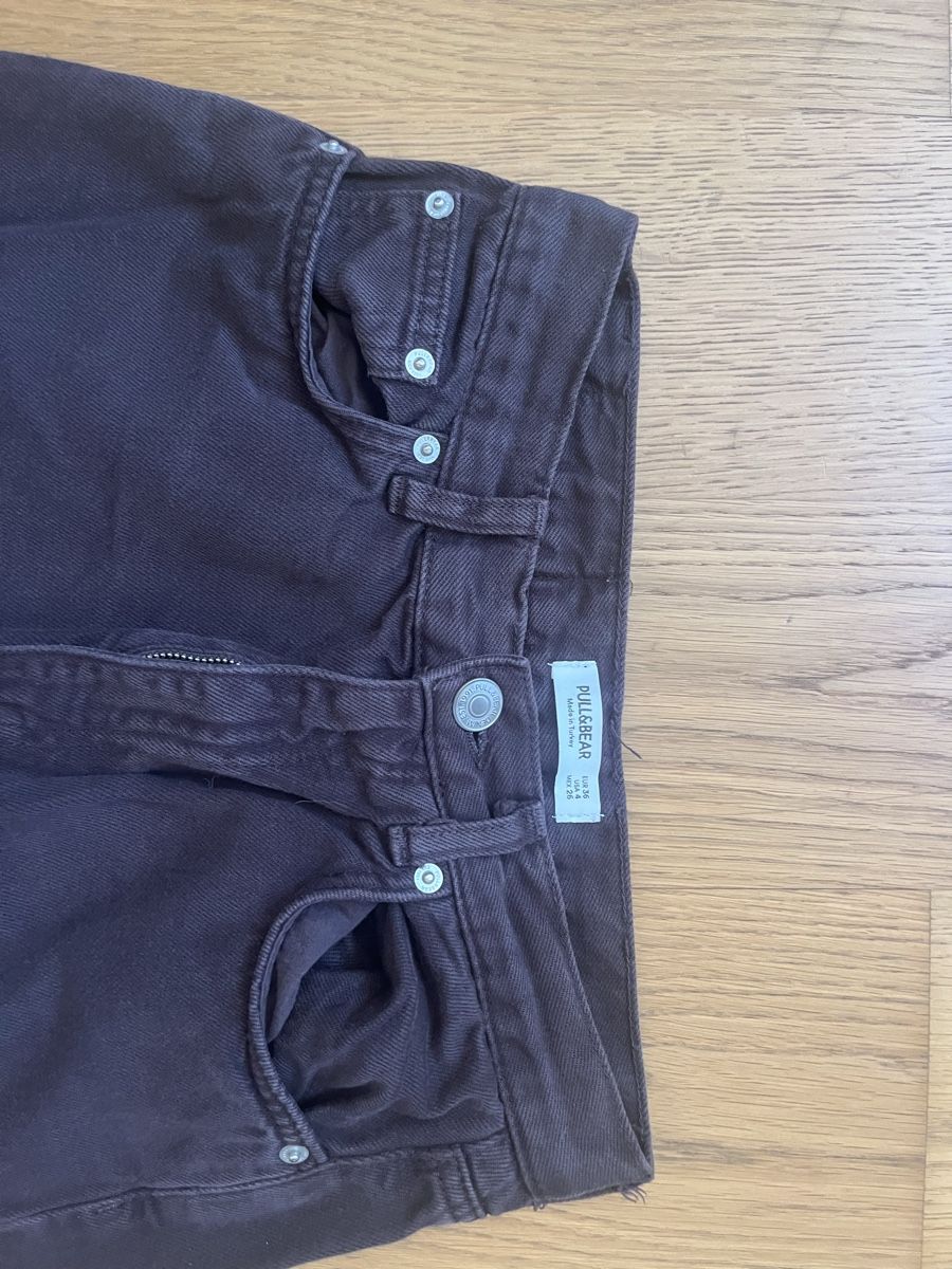 Pull&Bear Hosen: Jean ample Pull&Bear taille 36 marron foncé pour l'automne – Gebraucht aus Plan-les-Ouates von jes_2f9r 3