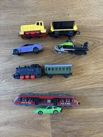 Spielzeug Autos und Züge