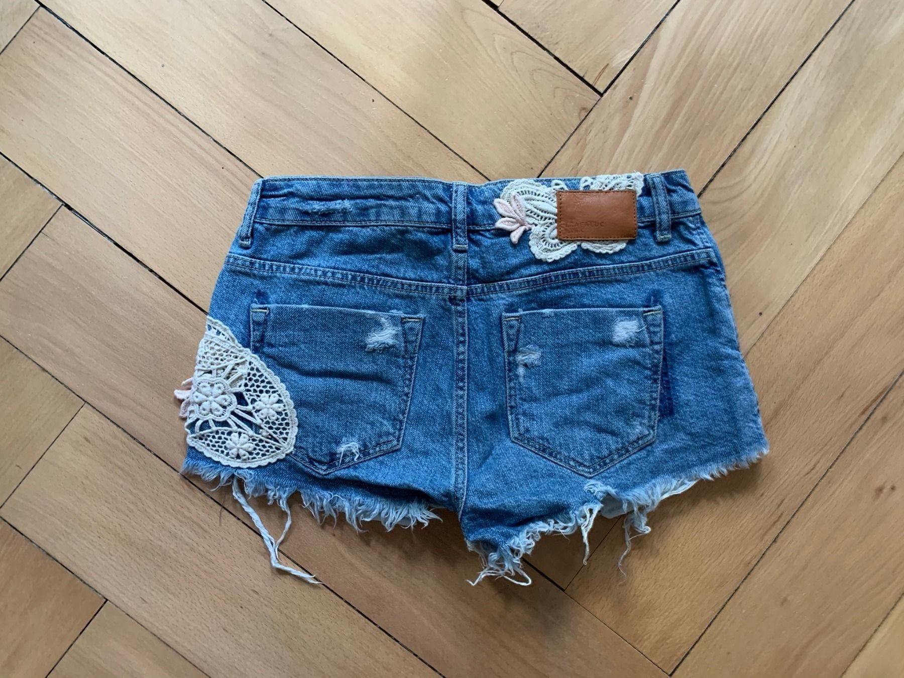 Zara Jeans: ZARA - Destroyed Jeansshorts blau 34 – Usato da Zürich venduto da Diazaio 2