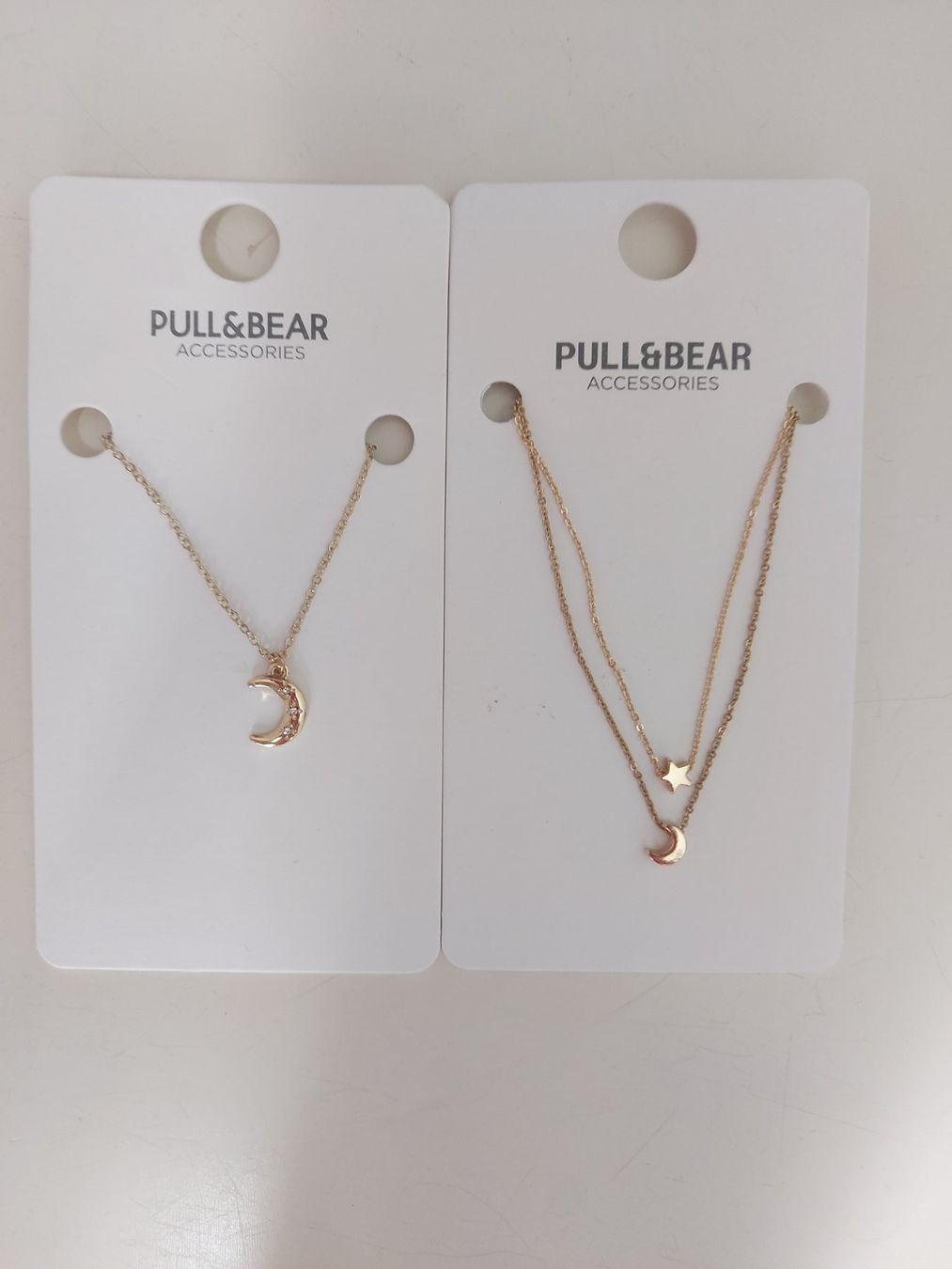 Catenine: Lot de colliers Pull and Bear lune étoile – Nuovo e nell'imballaggio originale da Le Mont-Pèlerin venduto da jux_x96b