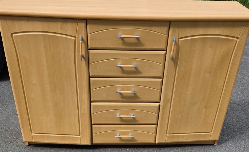 Cassettiere: Sideboard / Kommode hell – Viel Stauraum gebraucht – Usato da Flums venduto da Flumsantik