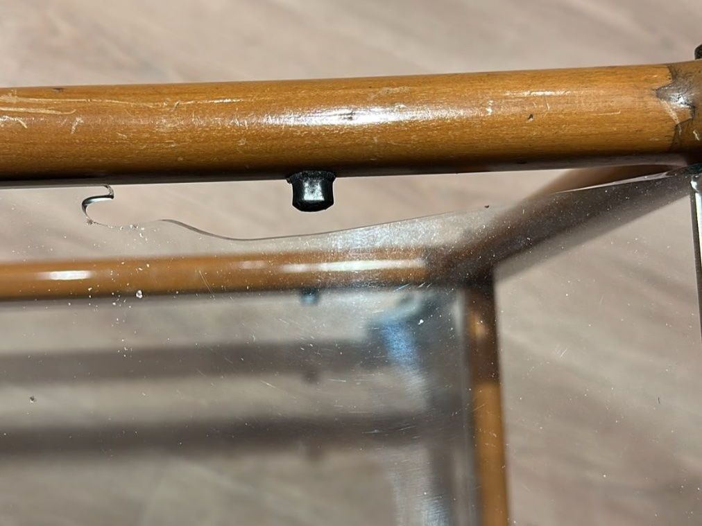 Tische: Vintage Couchtisch, gebraucht mit kaputter (!) Glasplatte – Defekt aus Winterthur von Fayemou 2
